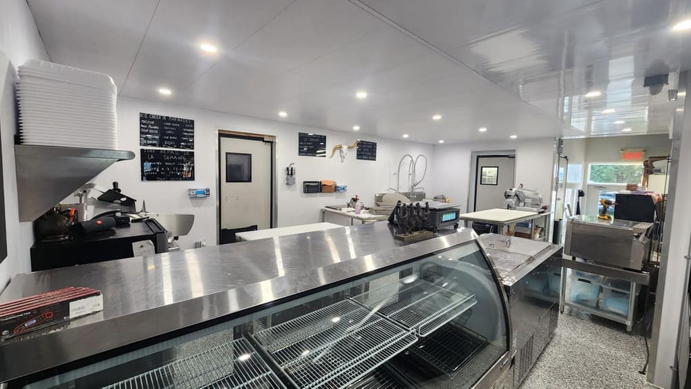 Comptoir et choix de marinades maison, à la Boucherie Thibault