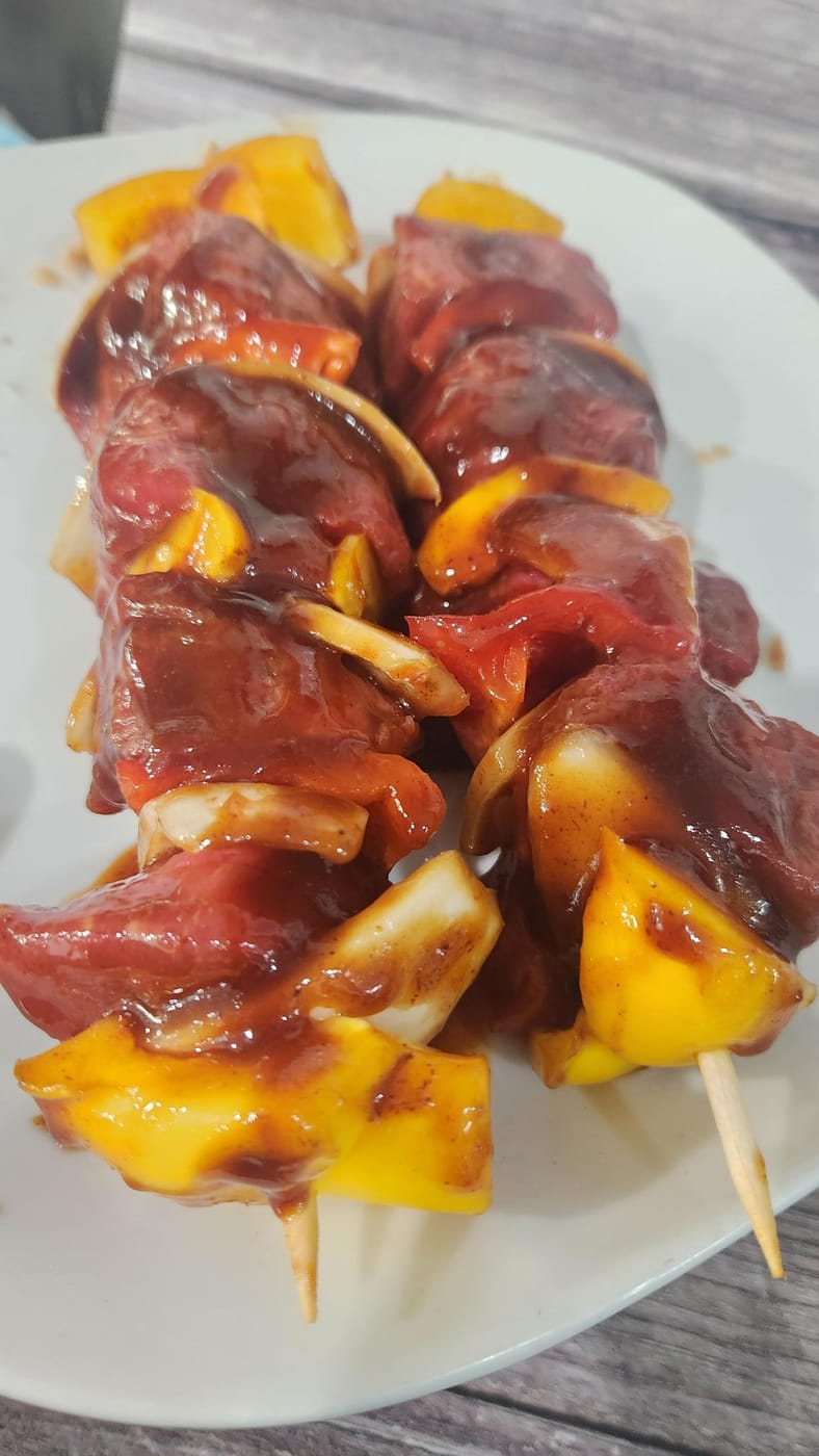 Brochettes de bœuf mariné, prêtes à griller