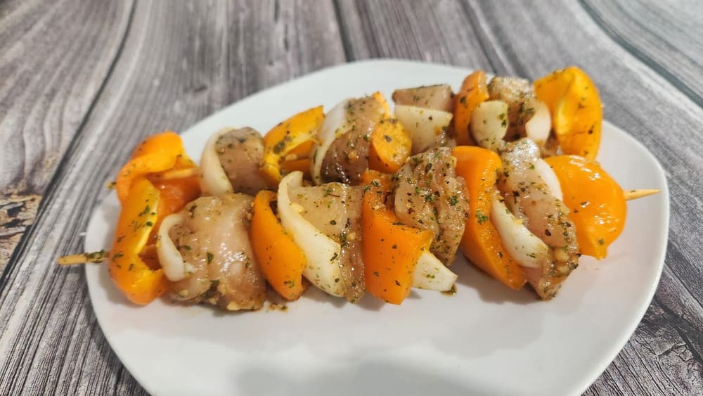 Brochette de poulet mariné aux légumes, prête à griller