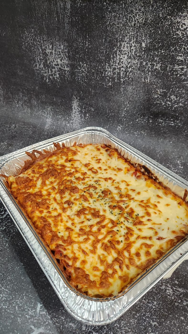 Lasagne familiale maison, cuite et dorée dans son plat d'aluminium