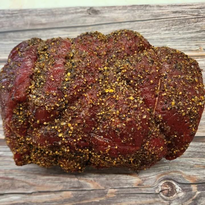Méchoui de bœuf, ficelé et épicé, prêt à cuire