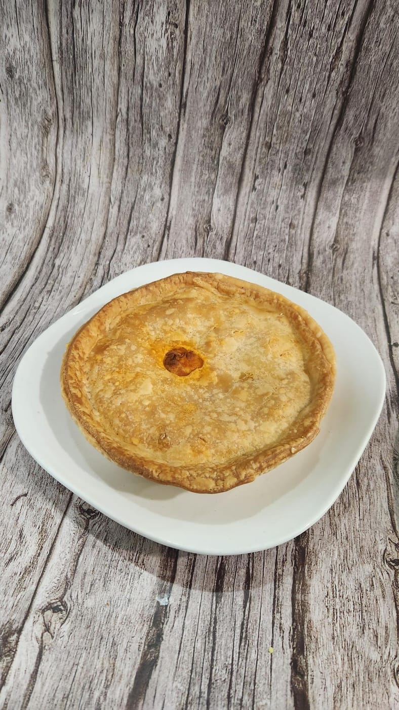 Pâté à la viande maison doré, sur assiette