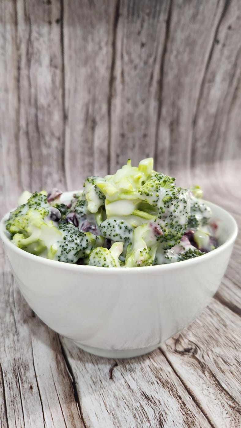 Salade de brocoli aux canneberges