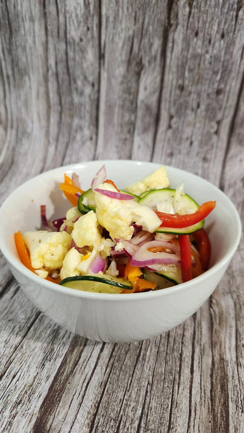 Salade de légumes marinés (chou-fleur, concombre, poivron)