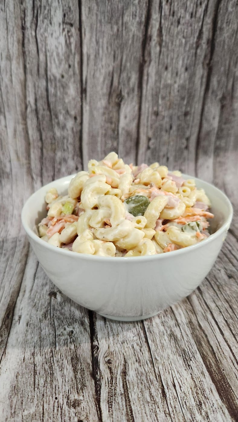Salade de macaroni crémeuse au jambon et aux légumes